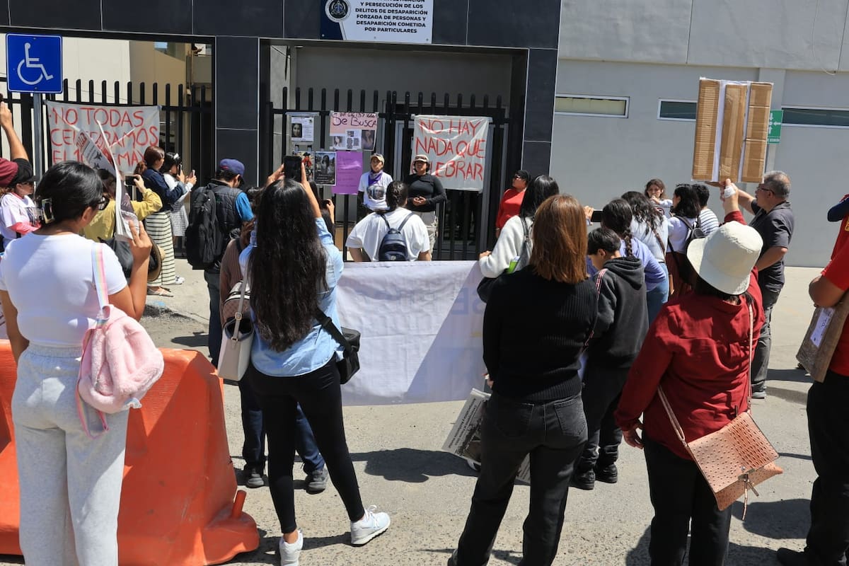 Alrededor de 50 integrantes de colectivos participaron en la movilización desde la Glorieta Cuauhtémoc, en Zona Río, hasta las instalaciones de la Fiscalía General del Estado. Foto: Sergio Ortiz
