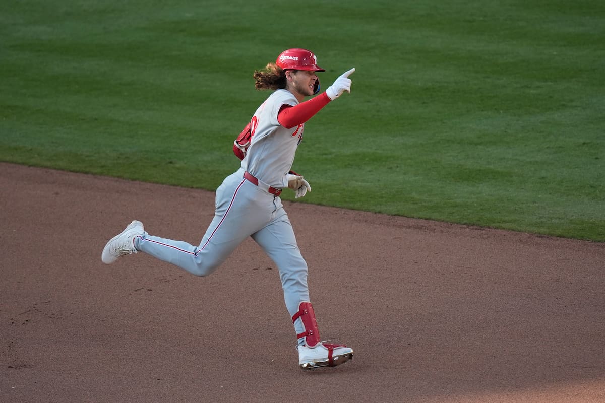 Phillies se niegan a morir: remontan a Braves con jonrón en extra innings y fuerzan el Juego 3
