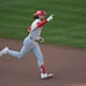 Phillies remontan a Braves y fuerzan el Juego 3