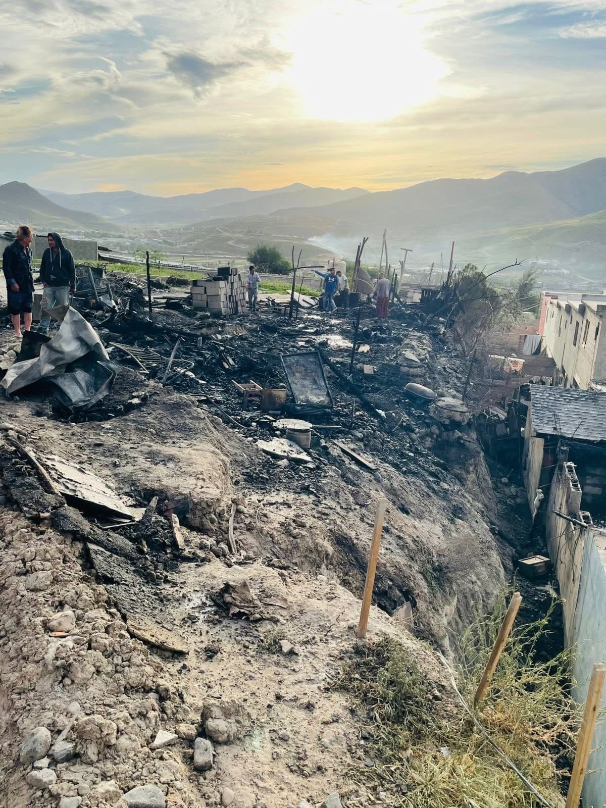 Un incendio registrado la madrugada de este jueves dejó a varias familias sin hogar en la colonia Laurel 2, al este de Tijuana, por lo que vecinos solicitaron apoyo con donativos. Foto: Lorena Salinas