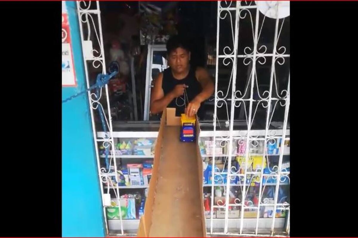 Hombre encuentra forma novedosa de vender a sus clientes y evitar el COVID-19