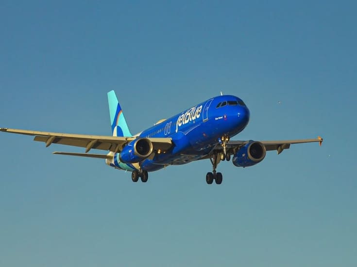Vuelo de JetBlue de Cancún a Nueva Jersey realiza aterrizaje de emergencia en Tampa tras pérdida de altitud; hay 15 personas hospitalizadas