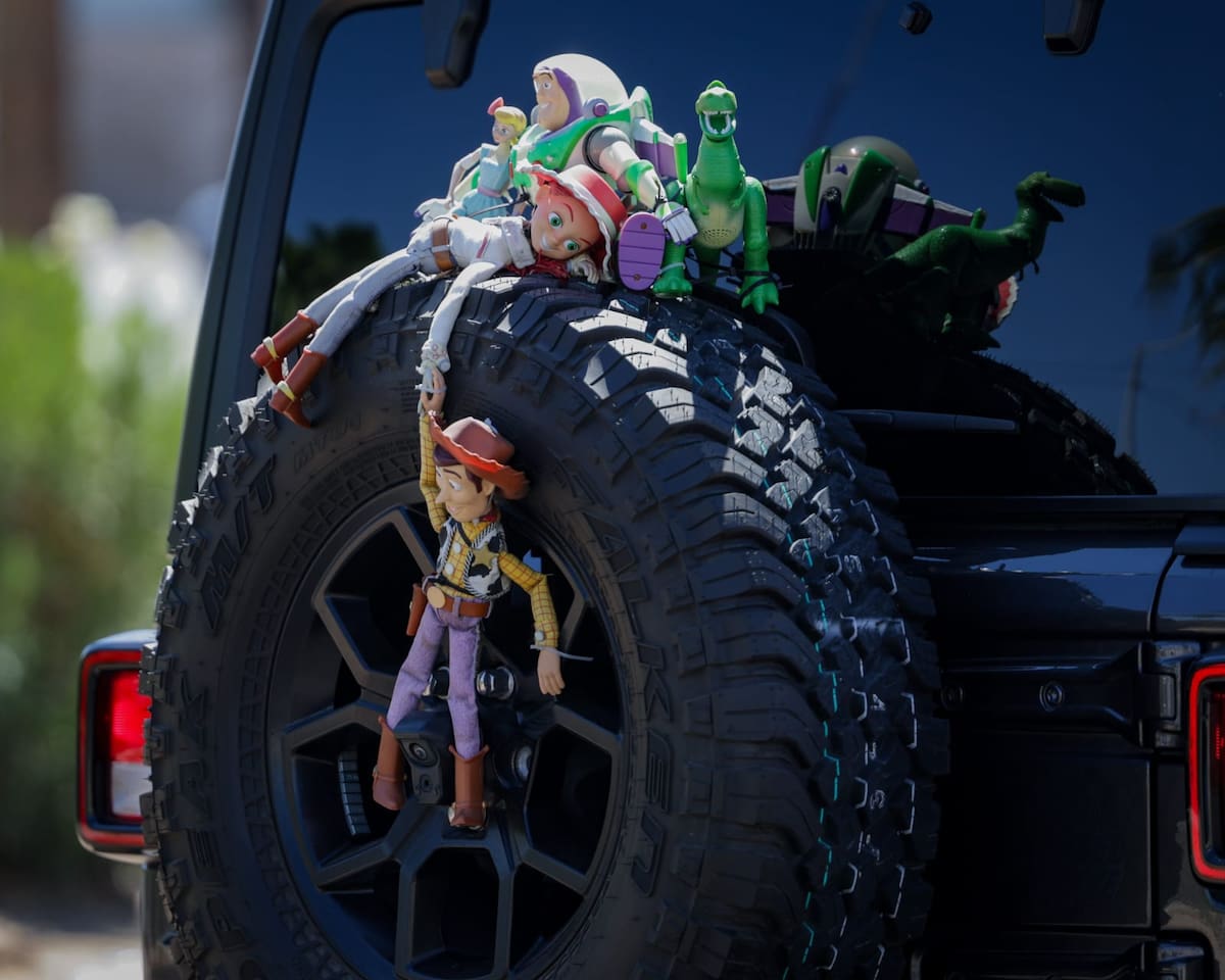 Figuras de los personajes de Toy Story sujetas a la llanta de refacción de un vehículo llamaron la atención de automovilistas en calles de Mexicali. (Javier Gallegos)