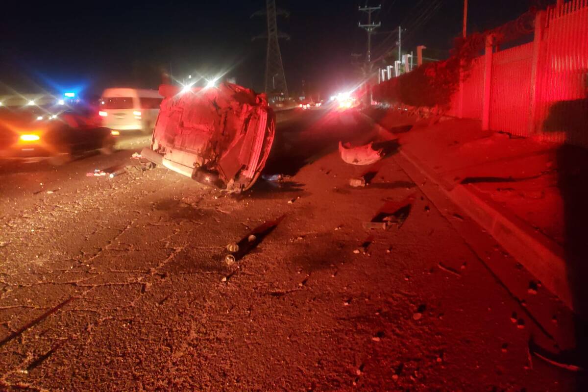 Conductor ebrio vuelca en Valle del Pedregal