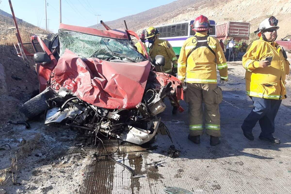 Hombre muere al impactarse contra un camión