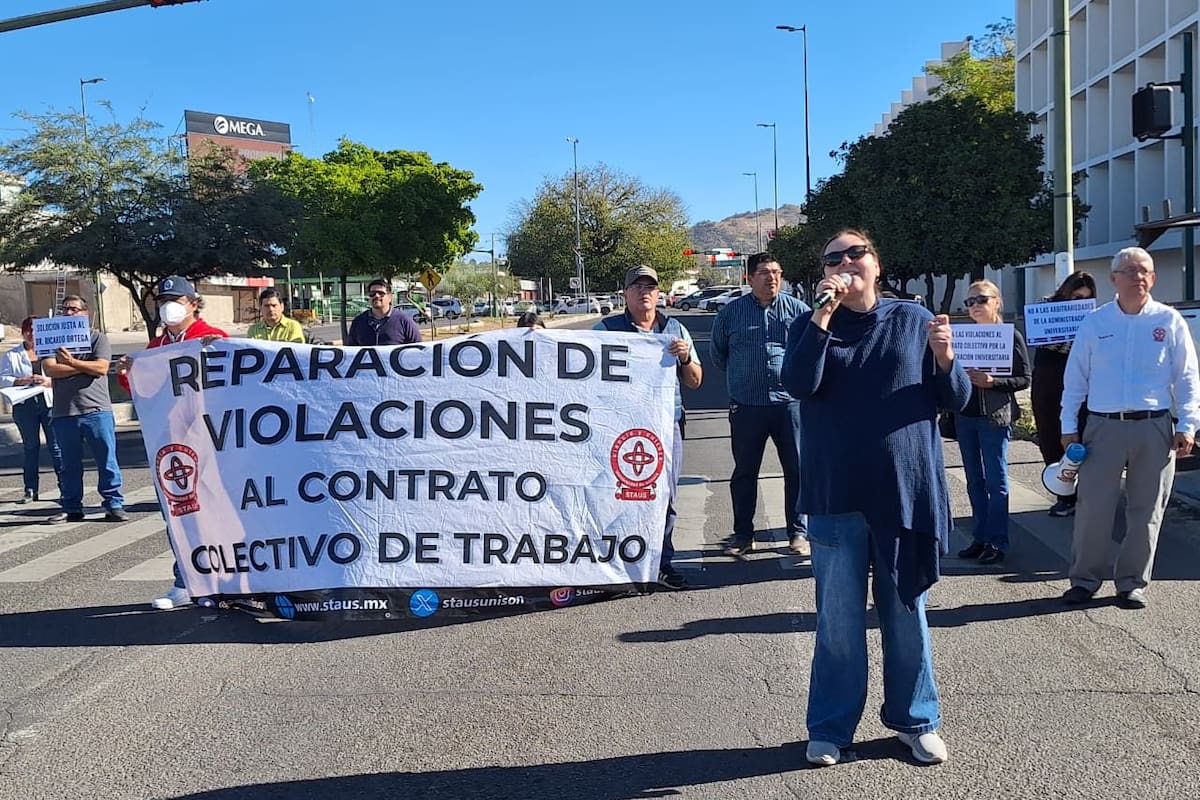 Familiares y miembros del Staus bloquean bulevar Luis Encinas en apoyo a profesor de la Unison que mantiene huelga de hambre por falta de reconocimiento laboral