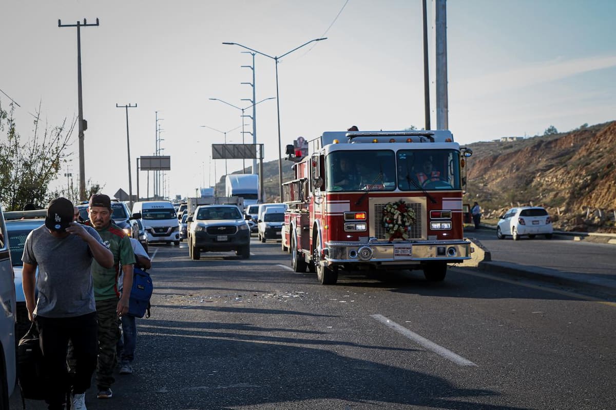 Dos calafias, entre ellas un taxi de ruta, chocaron por alcance y dejaron 22 personas lesionadas, cuatro de ellas trasladadas a hospitales. Foto: Border Zoom