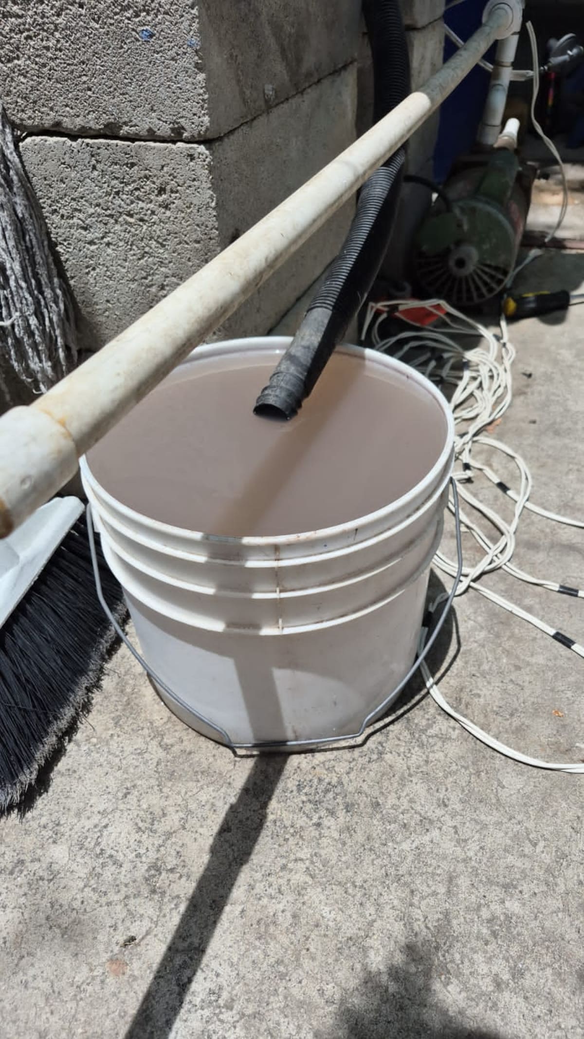 Dijeron que lo que están sufriendo es una emergencia sanitaria por el estancamiento y peste de las aguas negras originadas por la obra. Foto: Khennia Reyes.