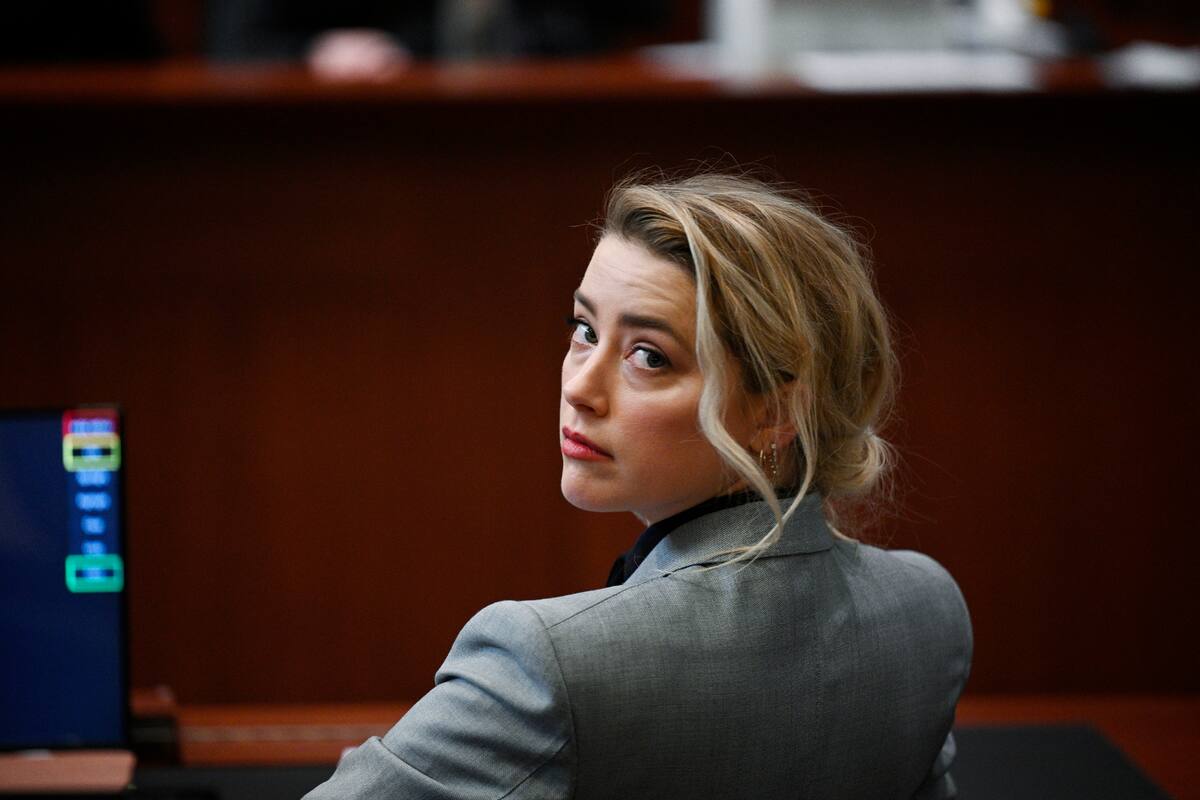 La actriz Amber Heard en la corte de circuito del condado de Fairfax el 12 de abril de 2022 en Fairfax, Virginia. Los argumentos iniciales de la anticipada demanda por difamación presentada por Johnny Depp contra su exesposa, la actriz Amber Heard, a quien acusa de retratarlo falsamente como un abusador doméstico, comenzaron a presentarse. (Brendan Smialowski, Pool via AP)