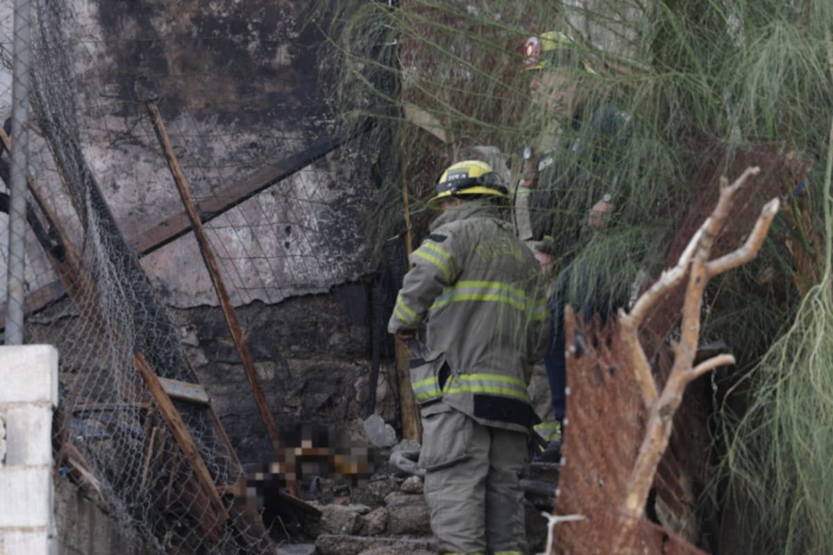 Bomberos sofocan incendio en casa y encuentran dos cuerpos calcinados