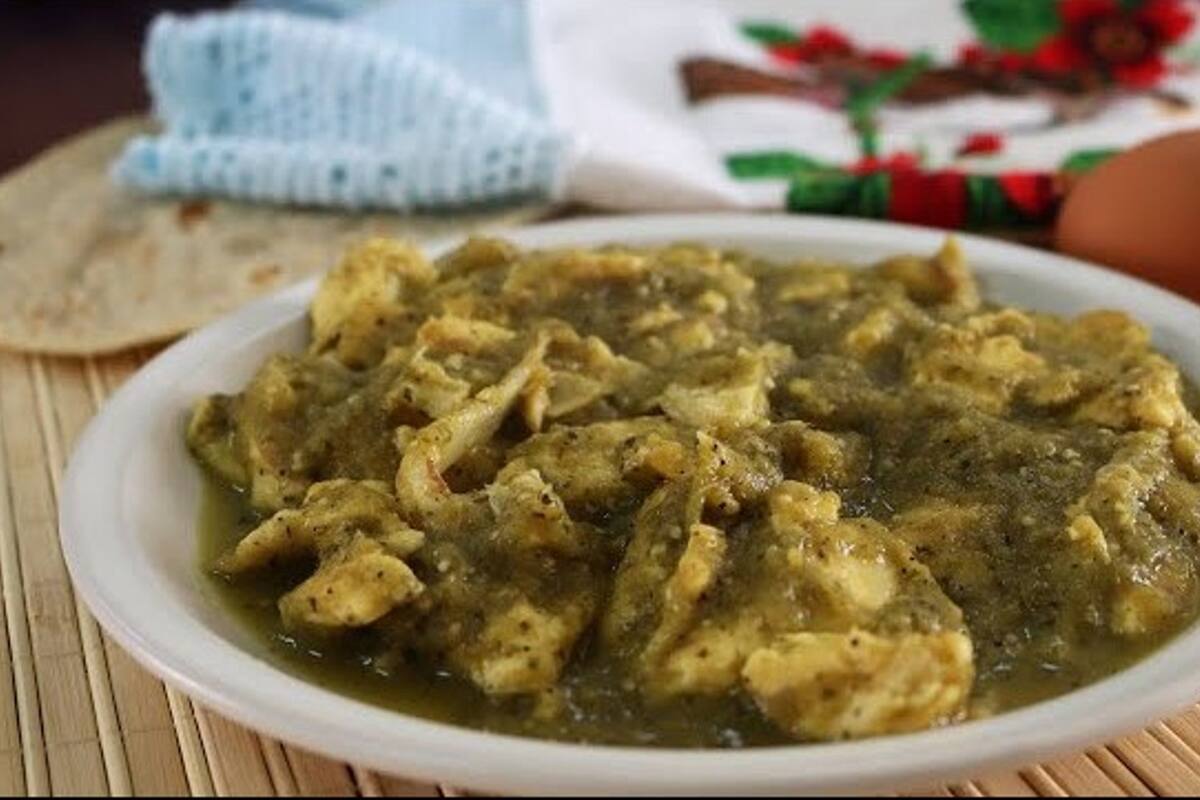 Huevos con chile poblano y salsa verde