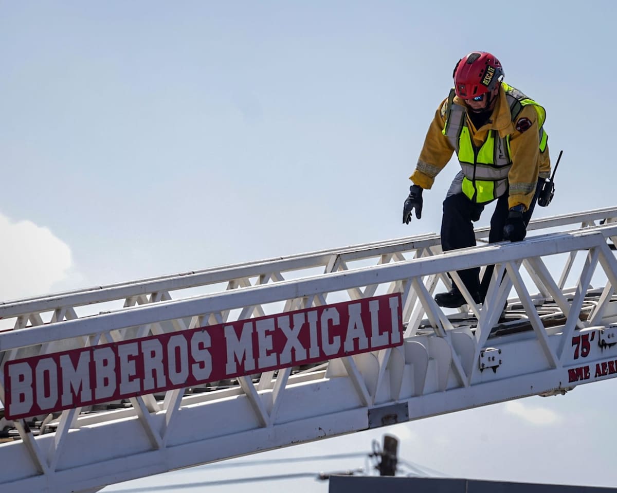 Un operativo de rescate tuvo que implementarse en el techo de un local de comida luego de que un hombre sufriera un agotamiento por calor la tarde de este miércoles. l Foto: Javier Gallegos