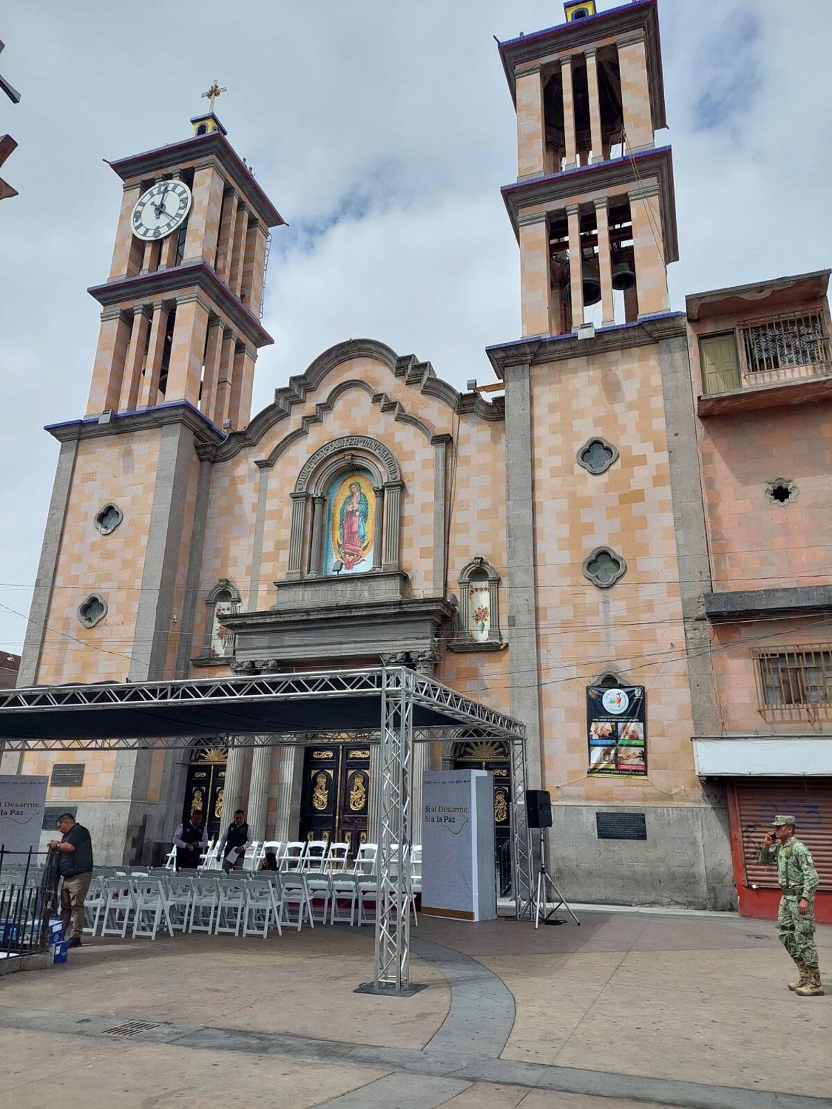 La campaña se realiza a las afueras del Santuario de Nuestra Señora de Guadalupe.