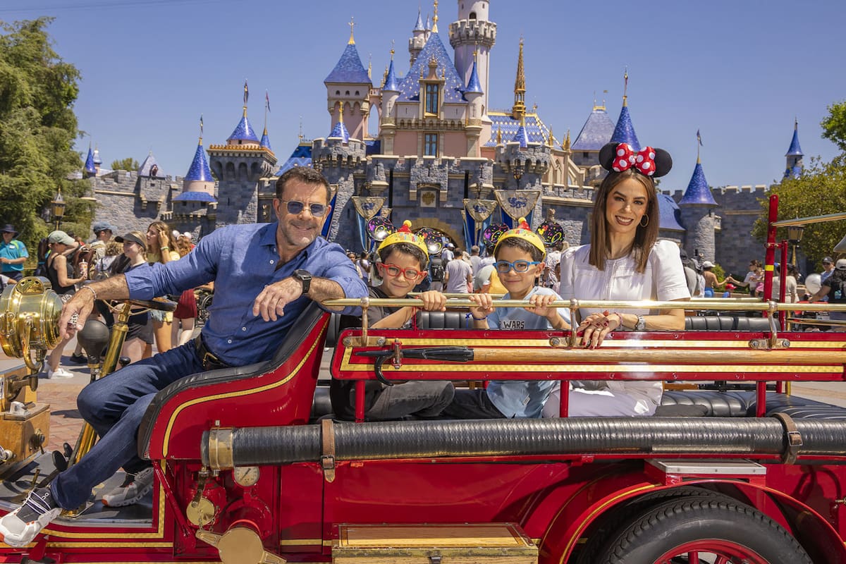 Eduardo Capetillo y Biby Gaytán celebran por partida doble en Disneyland