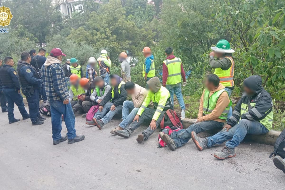 Caen a un barranco 18 trabajadores cuando iban a su trabajo en una camioneta en CDMX