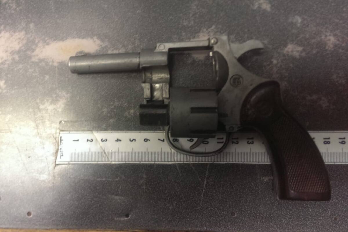 Niño de 13 años amenaza con pistola a su padre