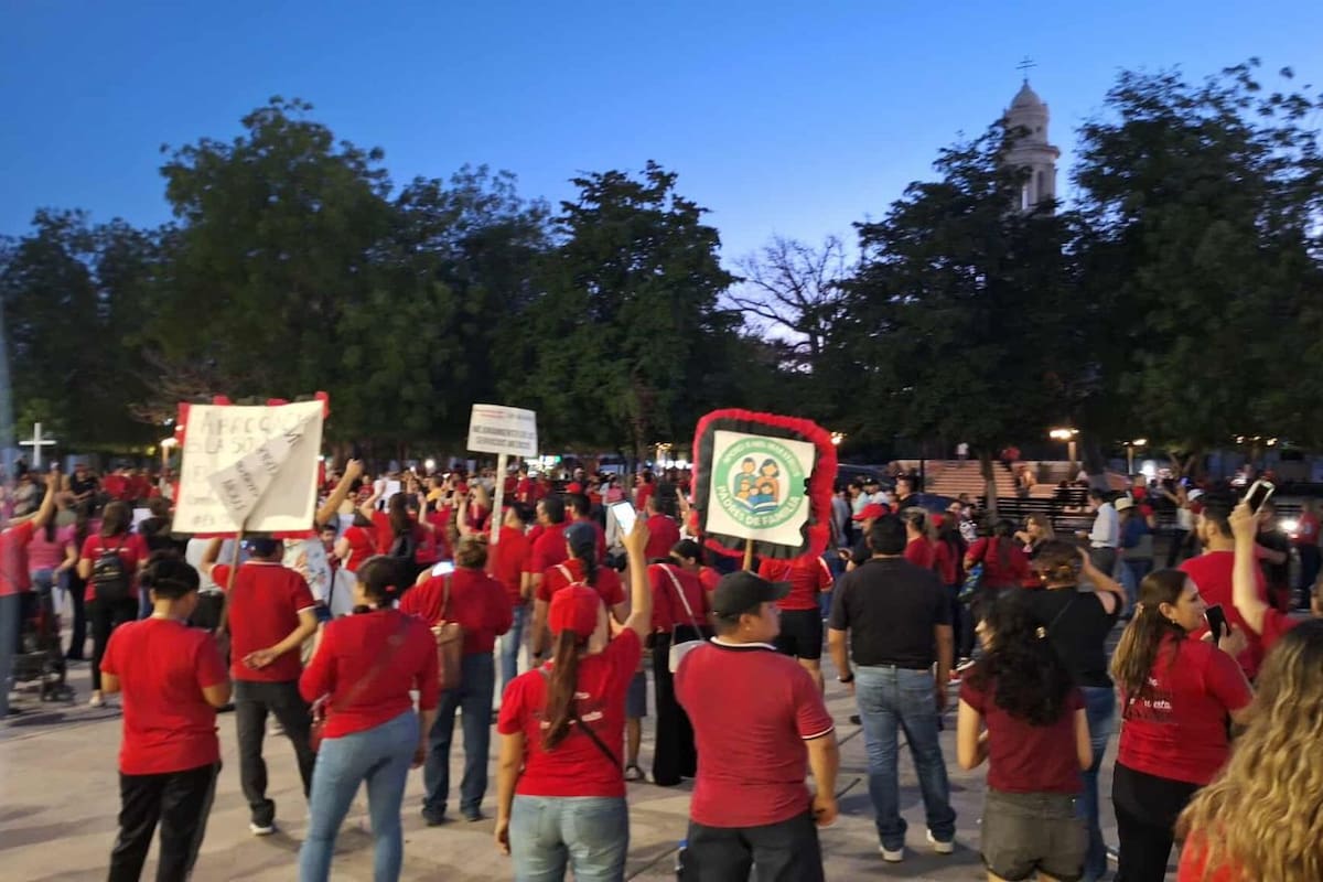 Marchan maestros para exigir derogación de la Ley federal del ISSSTE en Hermosillo