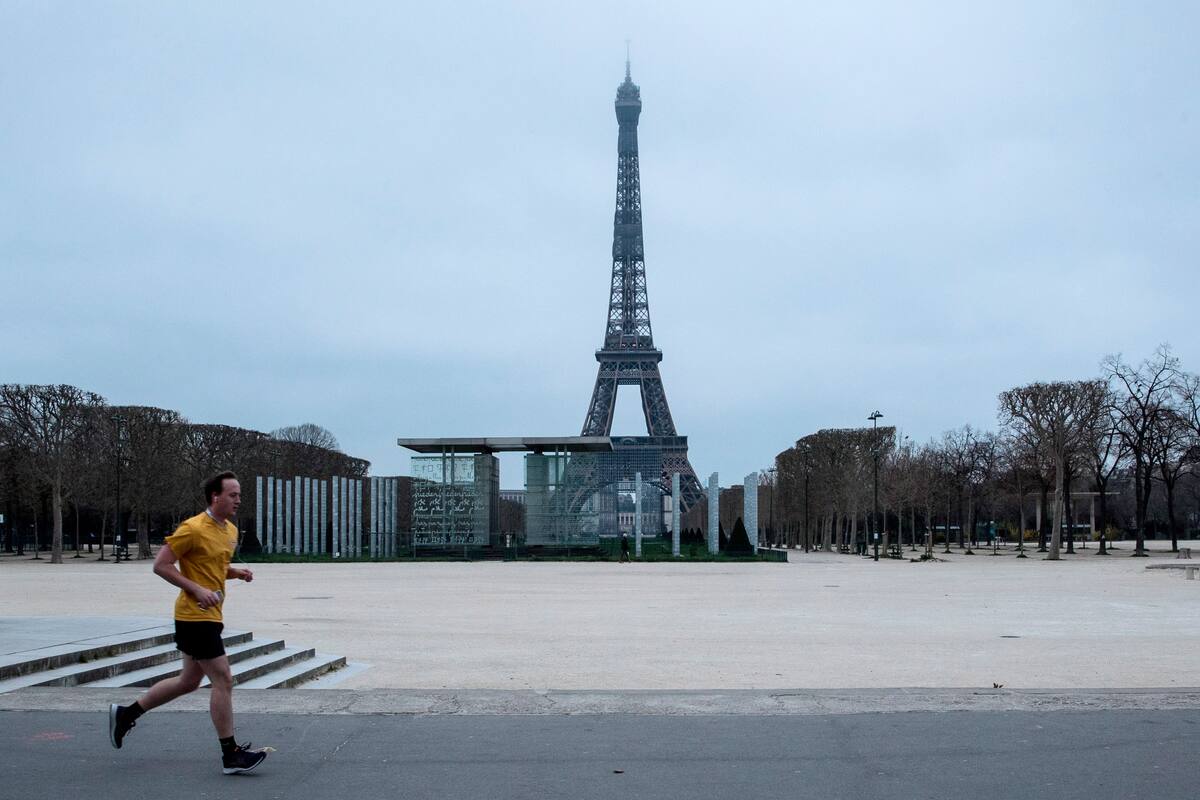 Torre Eiffel se une a los aplausos en favor del personal sanitario
