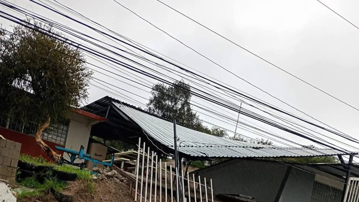 Colapsa barda en Telesecundaria No. 24 de Tijuana por lluvias y vientos