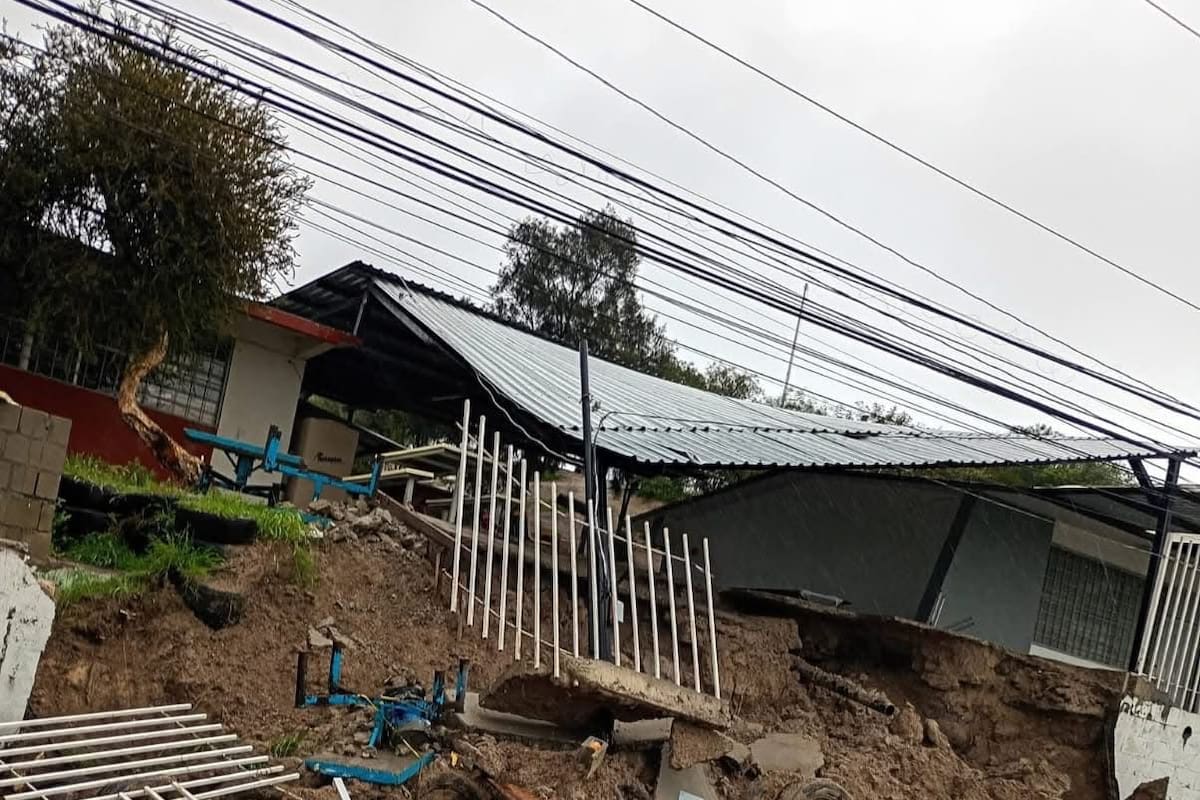 Colapsa barda en Telesecundaria No. 24 de Tijuana por lluvias y vientos