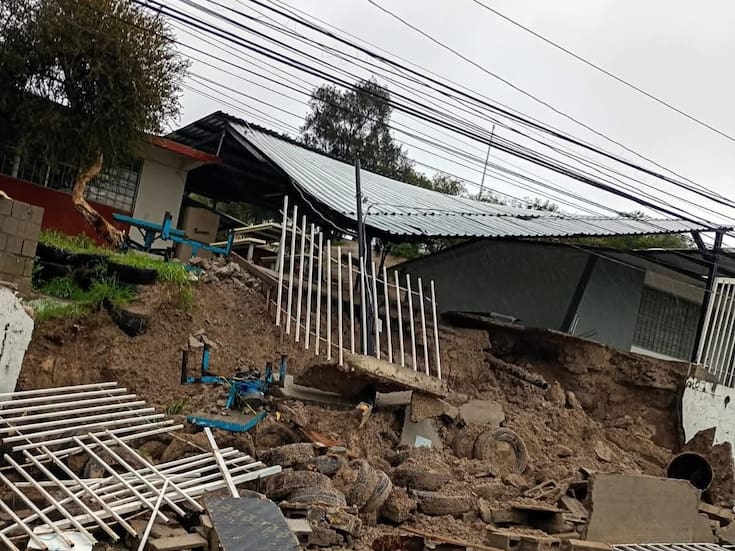 Colapsa barda en Telesecundaria No. 24 de Tijuana por lluvias y vientos