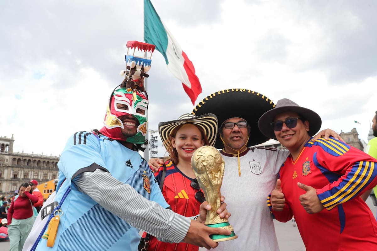 Aficionados mexicanos y españoles posan en el Fan Fest del Mundial 2026 este lunes, en el Zócalo de Ciudad de México (México). | Crédito: EFE/ Mario Guzmán