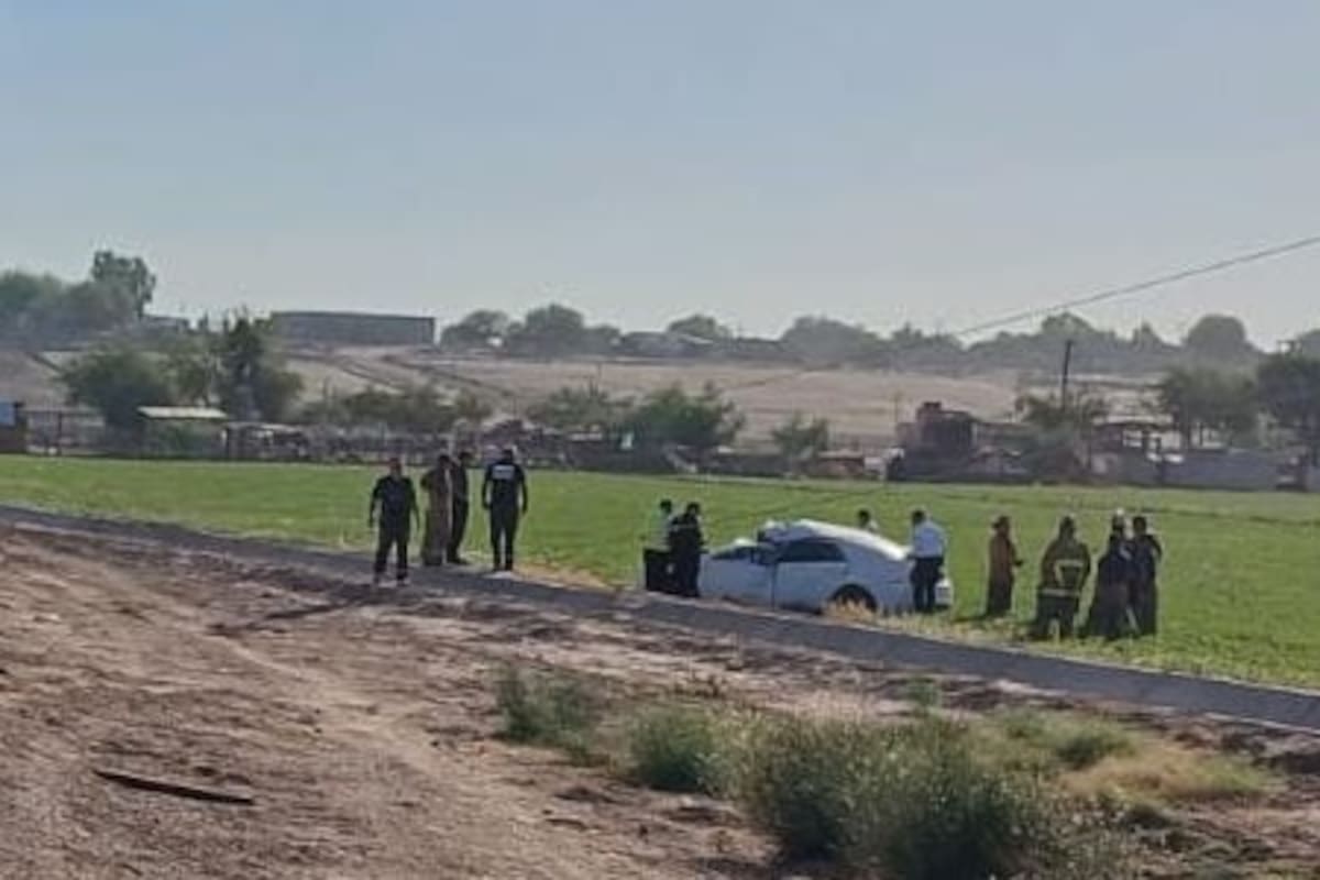 Mujer resulta prensada tras volcadura en carretera al Ejido La Grullita