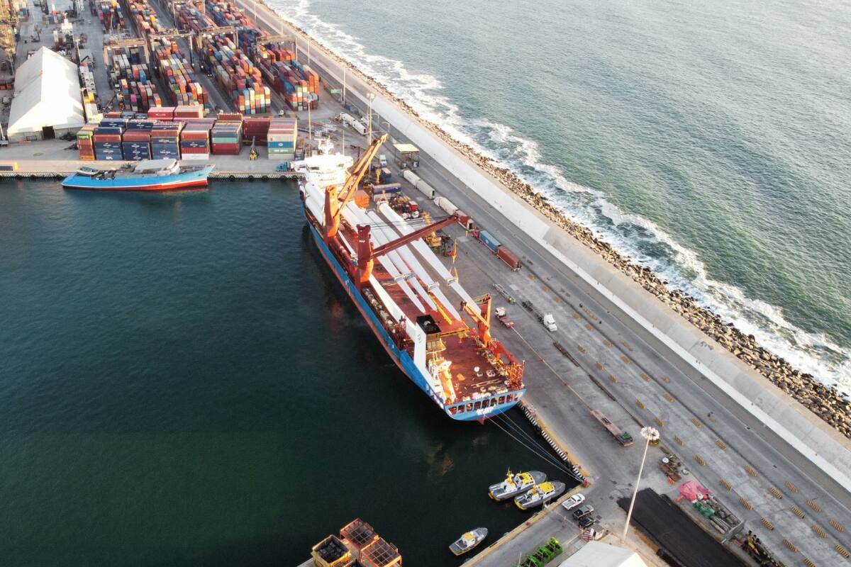 Llegan barcos con componentes eólicos a Ensenada