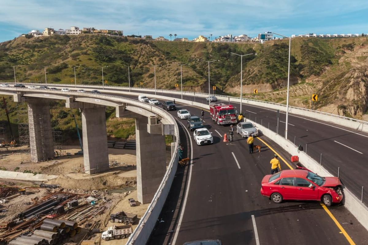 Conductora choca contra muro en el viaducto elevado de Tijuana rumbo al Aeropuerto