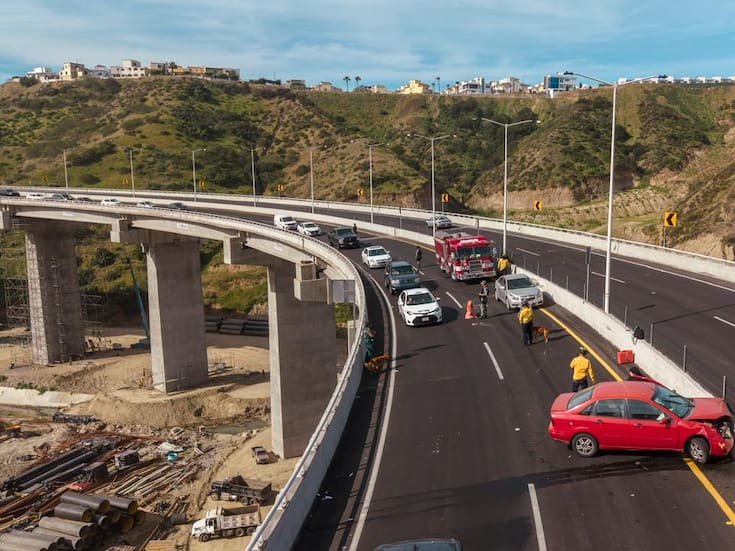 Conductora choca contra muro en el viaducto elevado de Tijuana rumbo al Aeropuerto