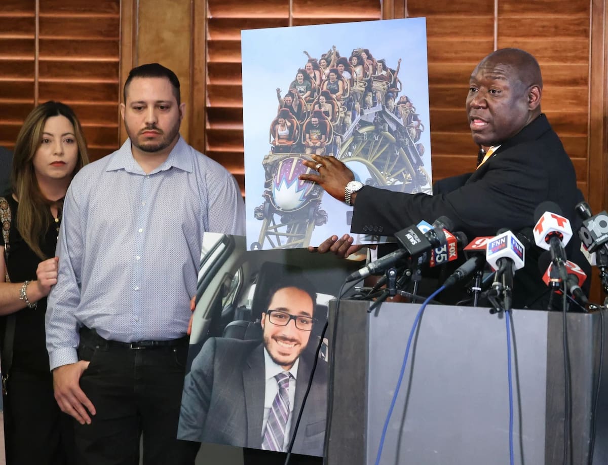 El abogado Benjamin Crump muestra una foto de la montaña rusa Epic Universe durante una conferencia de prensa con la familia de Kevin Zavala en el centro de Orlando, Florida, el miércoles 24 de septiembre de 2025. | Crédito: Joe Burbank/Orlando Sentinel vía AP
