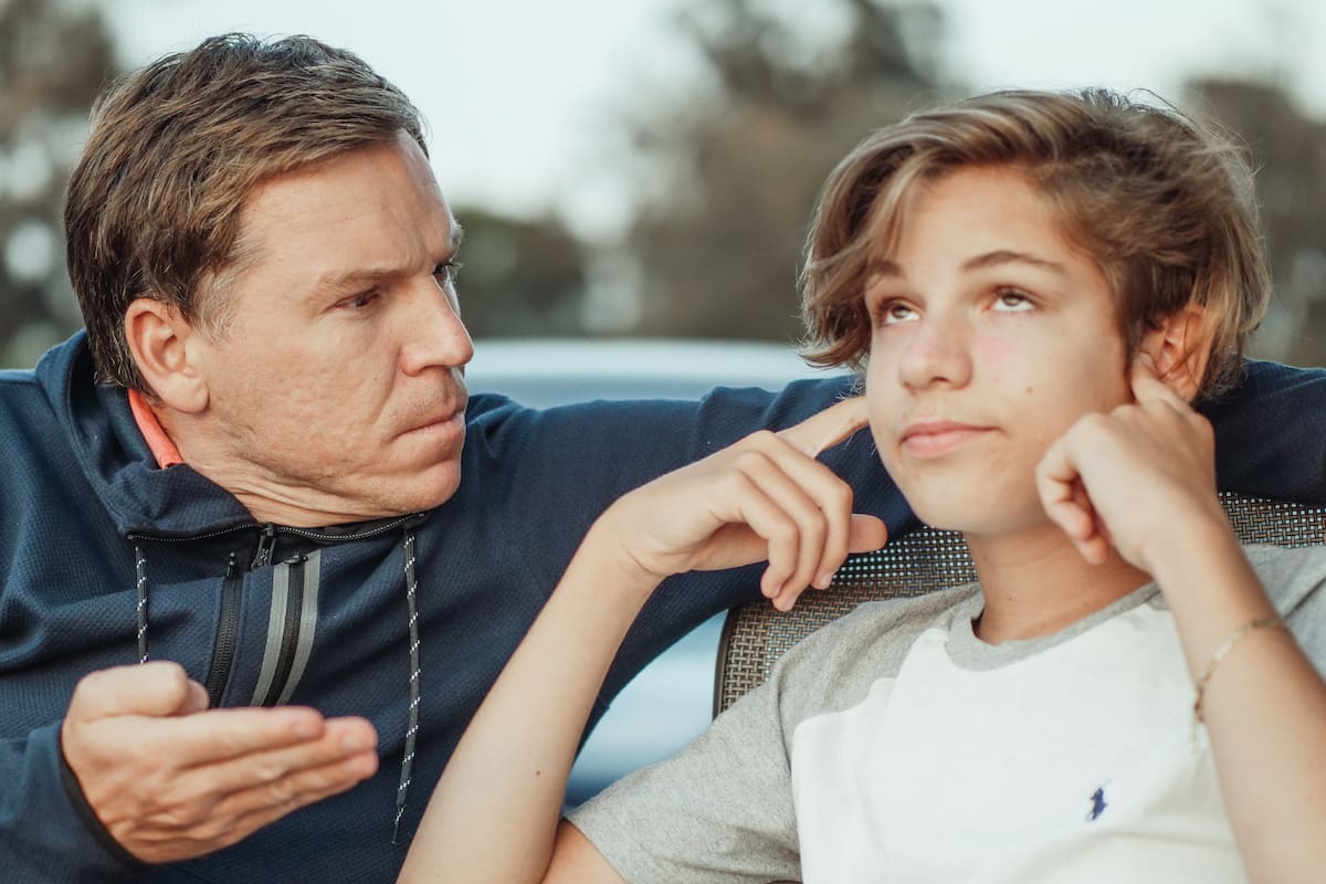 ¿Qué papel deberían desempeñar los padres durante la adolescencia?