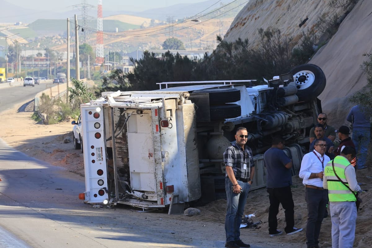 El camión acabó volcado sobre la carretera en ruta a la colonia El Refugio. Foto: Sergio Ortiz