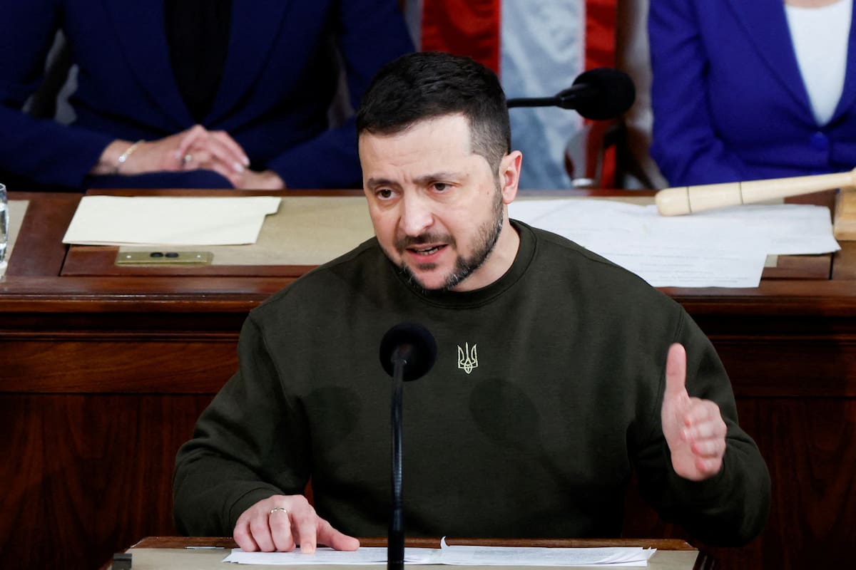 FOTO DE ARCHIVO. El presidente de Ucrania, Volodímir Zelenski, se dirige a una reunión conjunta del Congreso de Estados Unidos en la Cámara de Representantes, en el Capitolio en Washington, EEUU, el 21 de diciembre de 2022. REUTERS/Evelyn Hockstein