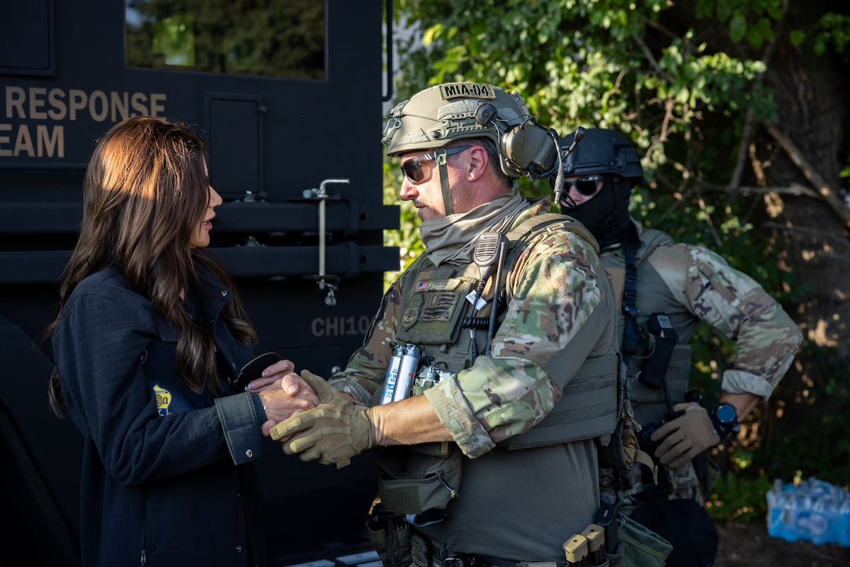 Kristi Noem denuncia ataque de agentes federales en Chicago embestidos y acorralados por diez vehículos