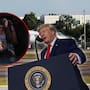 Flávio Bolsonaro llega a Miami con su familia tras perder las elecciones en Brasil y desobedecer una orden judicial por presunto lavado de dinero, mientras Trump autoriza su ingreso a Estados Unidos y aumenta la tensión con Lula da Silva