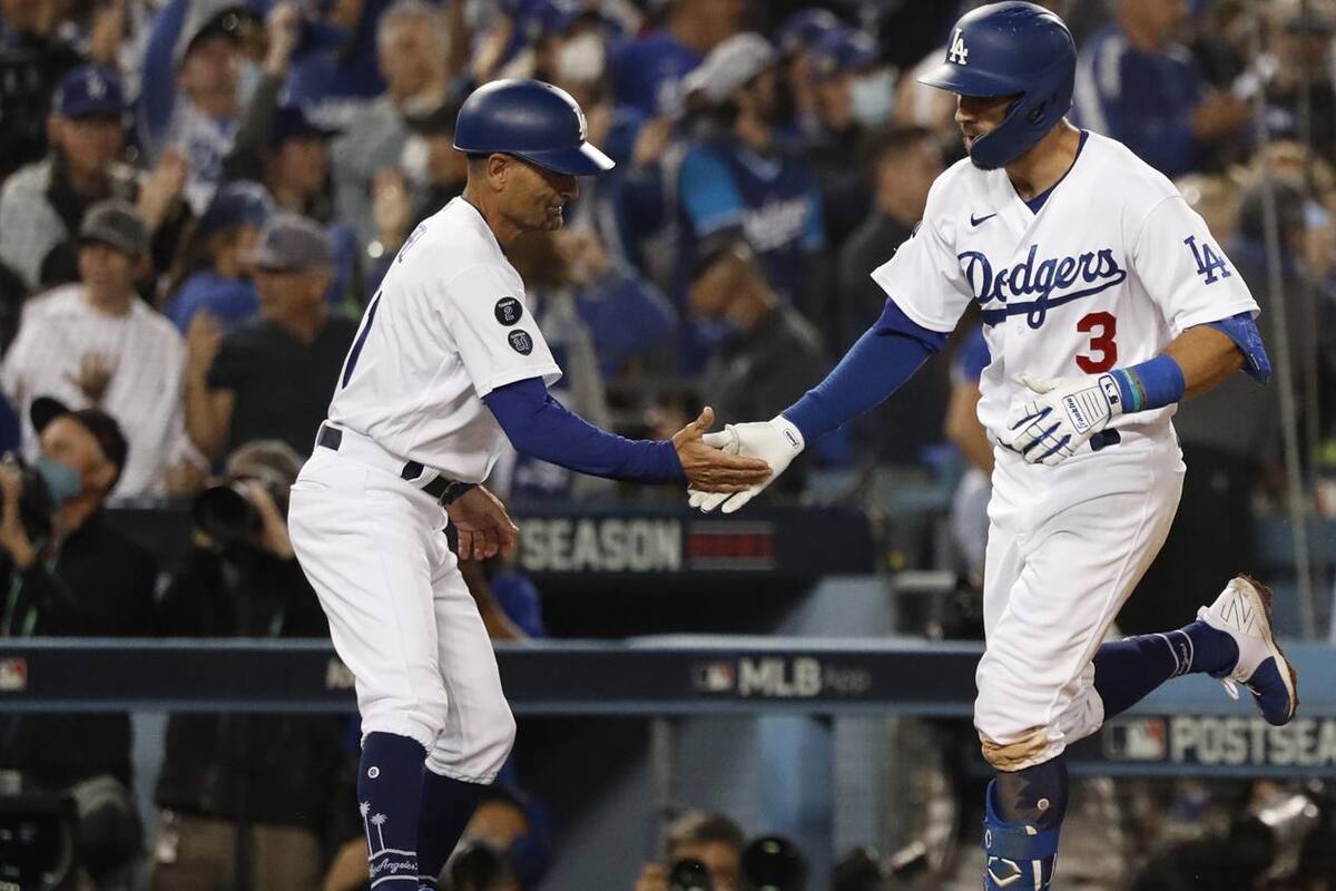 Dodgers gana y sigue en la pelea con Bravos