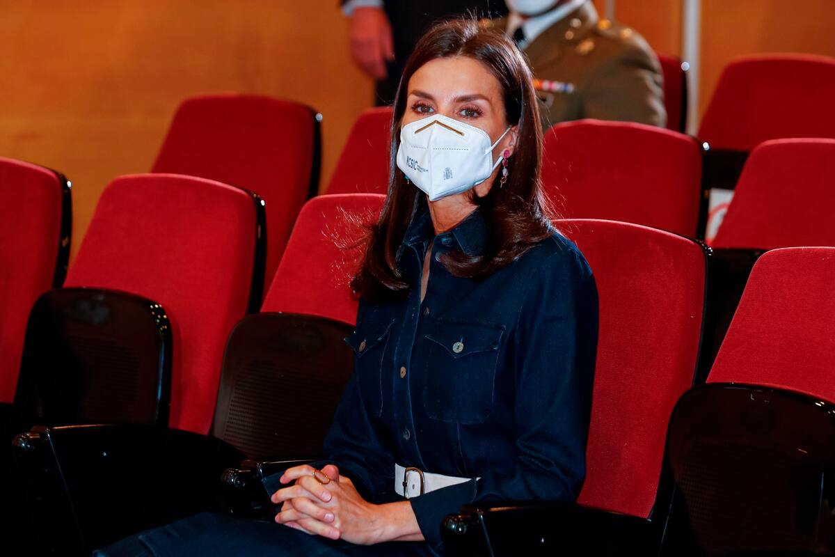 MADRID, 16/04/2021.- La reina Letizia durante el acto de presentación del informe del Grupo de trabajo sobre el papel de la mujer en la internacionalización de la economía española", este viernes en la sede del Ministerio de Industria, en Madrid. EFE/ Emilio Naranjo/POOL