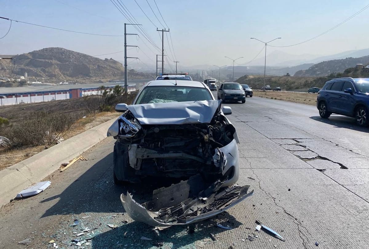 Un choque entre un Nissan y un taxi dejó dos personas lesionadas, sin gravedad, y al conductor del Nissan detenido. Foto: Cortesía