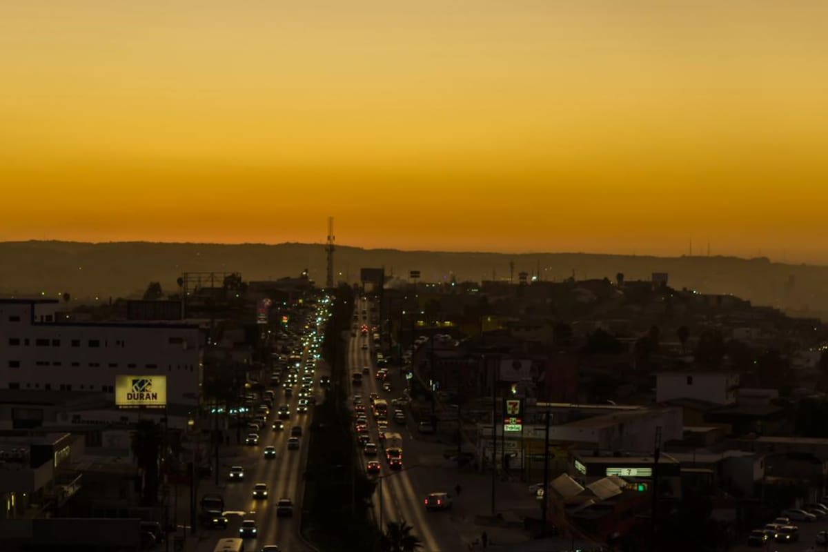 Atardecer de febrero tiñe de dorado el cielo de Tijuana