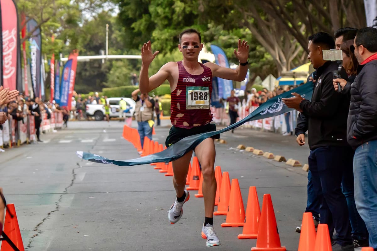 La carrera de 21 kilómetros arrancó frente al Palacio Municipal. Foto: Cortesía