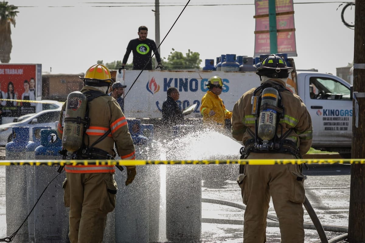 Choque de camión de gas con tráiler genera movilización en Lázaro Cárdenas