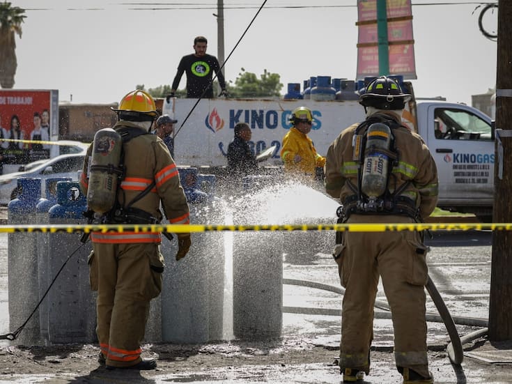 Choque de camión de gas con tráiler genera movilización en Lázaro Cárdenas