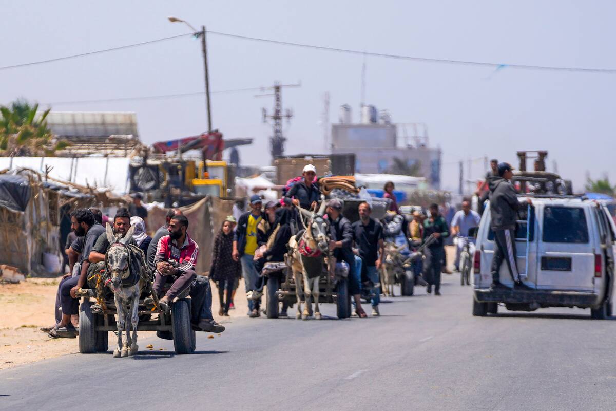 Palestinos desplazados llegan al centro de Gaza tras huir de la ciudad de Rafah, en el sur de la Franja, en Deir al Balah, el jueves 9 de mayo de 2024. (AP Foto/Abdel Kareem Hana)