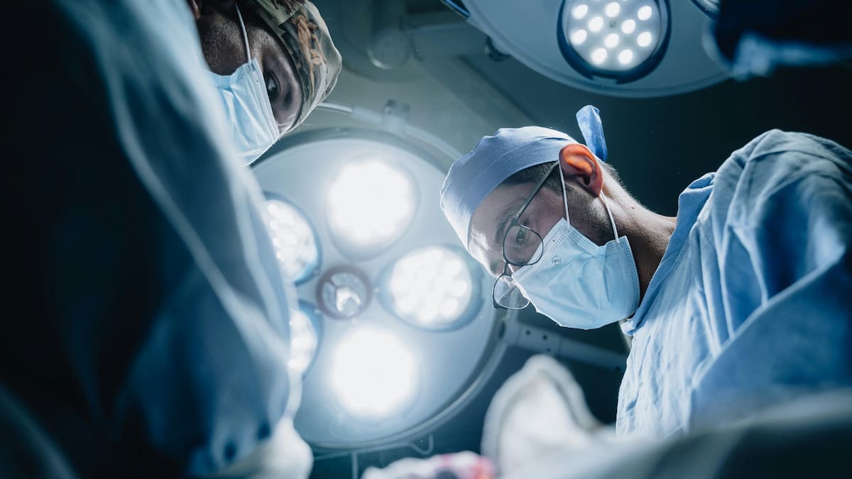 La paciente pasó varios años entre hospitalizaciones e infecciones antes de que los médicos decidieran amputar la pierna.