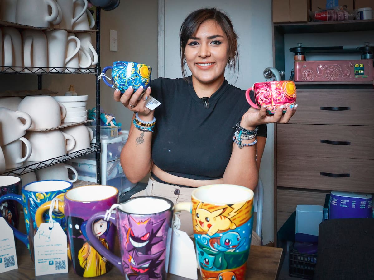 Karla Vázquez, creadora de Pimel Artesanal, pinta a mano tazas personalizadas a partir de los recuerdos, personajes y mascotas que sus clientes buscan convertir en piezas únicas.│Foto: Juan J. Morales