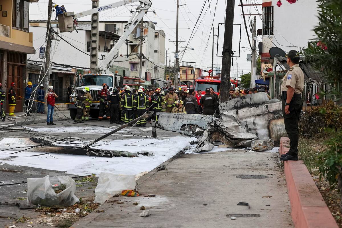 Ecuador: Avioneta se estrella en Guayaquil en una calle muy transitada donde deja dos personas muertas y un herido de gravedad