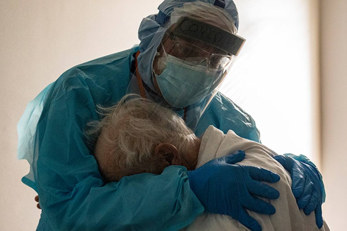 La foto de un doctor abrazando a un paciente con Covid, se vuelve viral