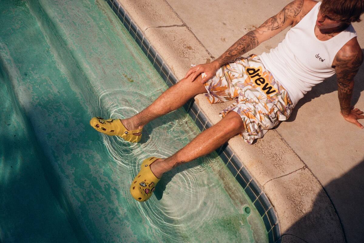 ¡Justin Bieber lanza sus crocs de 1280 pesos!