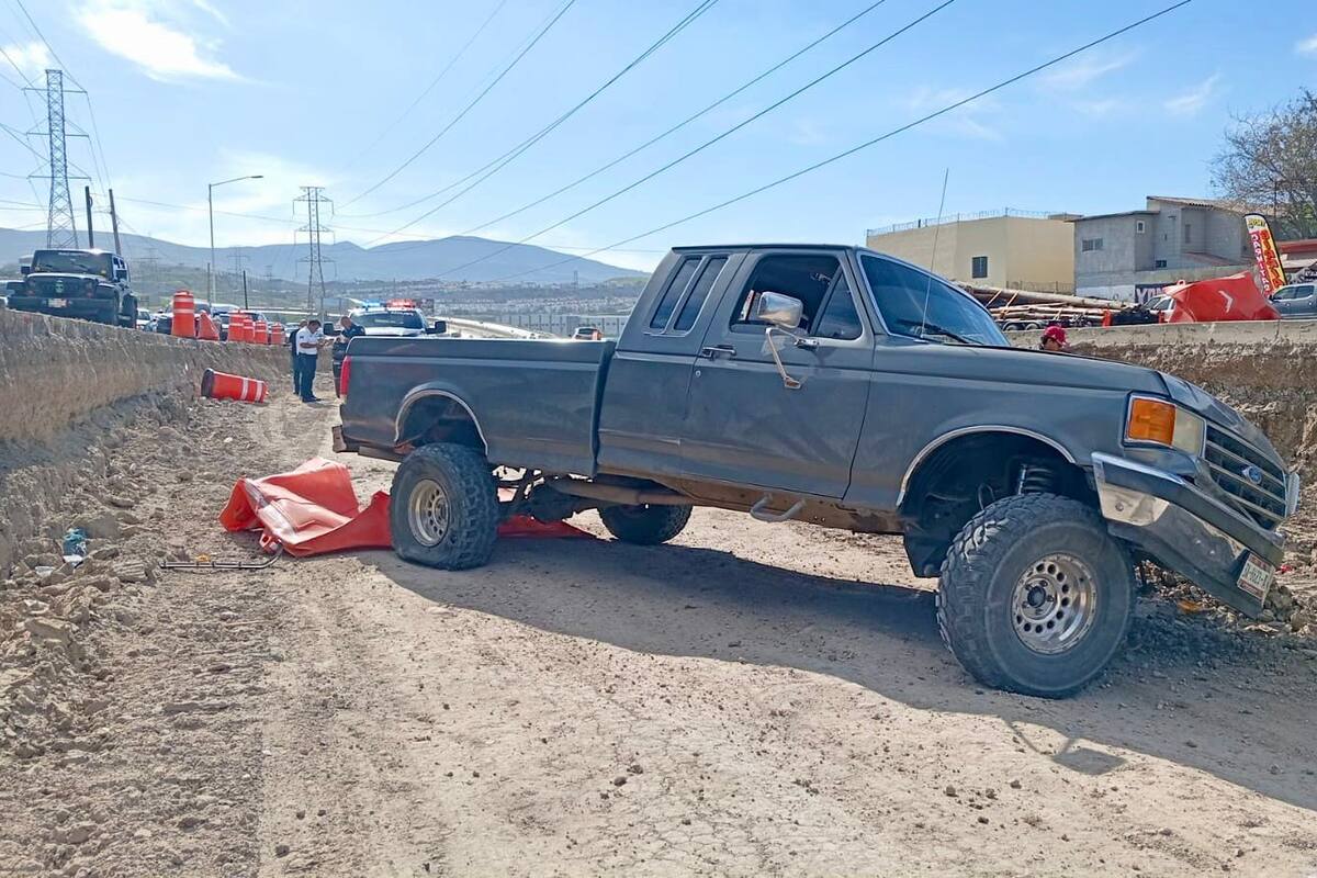 Tráiler impacta pick up en el bulevar 2000